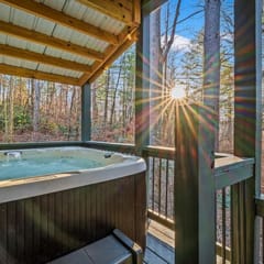 Backwoods Retreat Cozy Villa For Up To 18 with HotTub