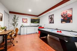 Backwoods Retreat Cozy Villa For Up To 18 with HotTub - Image 4