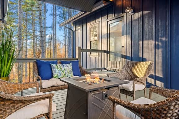 Backwoods Retreat Cozy Villa For Up To 18 with HotTub - Image 5