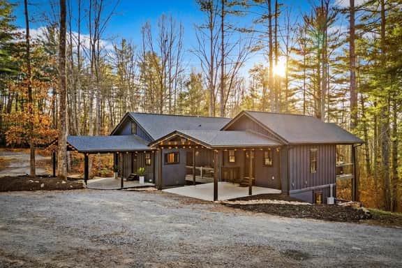 Backwoods Retreat Cozy Villa For Up To 18 with HotTub - Image 2